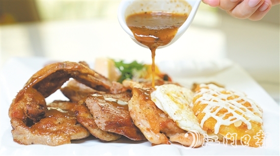 經(jīng)典菜式大雜扒仍在新僑都旋轉(zhuǎn)西餐廳的菜單上。