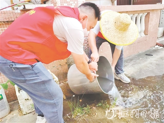 址山鎮(zhèn)黨員干部翻盆倒罐清積水。