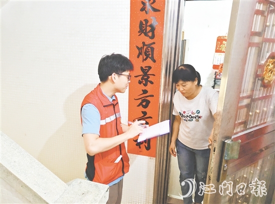 黨員干部上門入戶，耐心向群眾講解蚊媒傳染病預(yù)防知識(shí)。