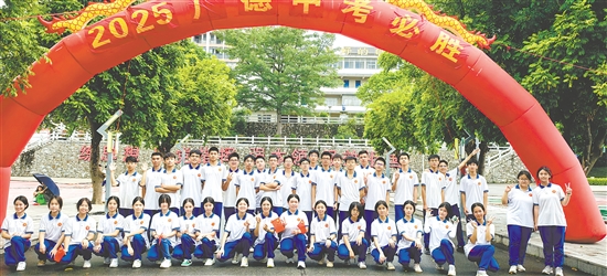 初三（3）班合影。