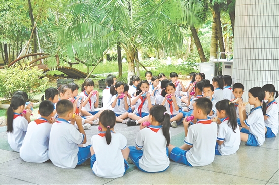 沙坪街道第四小學(xué)成立陶笛社團(tuán)，進(jìn)一步培養(yǎng)學(xué)生學(xué)習(xí)吹奏陶笛的興趣，提升學(xué)生的陶笛演奏水平。