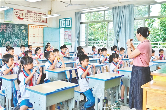 學(xué)生通過學(xué)習(xí)吹奏陶笛，提升感受美、鑒賞美、創(chuàng)作美的能力。