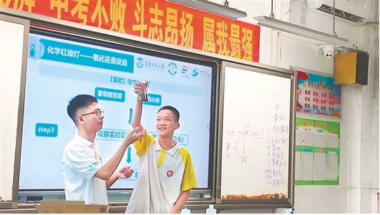 實(shí)踐團(tuán)成員為學(xué)生們帶來(lái)《化學(xué)紅綠燈》趣味實(shí)驗(yàn)，通過寓教于樂的方式，讓科學(xué)的種子在學(xué)生們心中生根發(fā)芽。