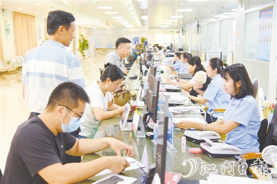 恩平市行政服務(wù)中心從“小切口”入手破解政務(wù)服務(wù)難題，持續(xù)推動(dòng)政務(wù)服務(wù)效能提升，讓企業(yè)和群眾切實(shí)感受到貼心便捷的服務(wù)。