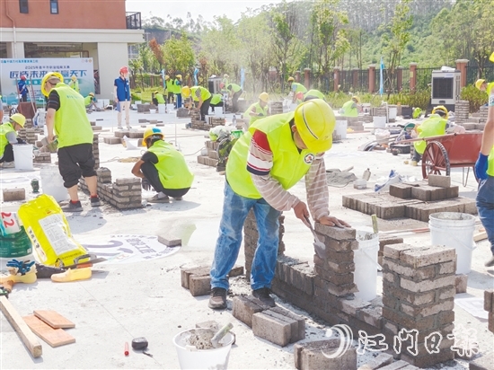 鄉(xiāng)村建設(shè)工匠職業(yè)技能競賽現(xiàn)場，參賽選手根據(jù)圖紙壘起磚墻。