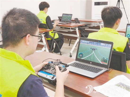 在無人機(jī)操作技術(shù)職業(yè)技能競賽低空飛行項目中，選手們熟練地操控?zé)o人機(jī)穿越多個圓形障礙。