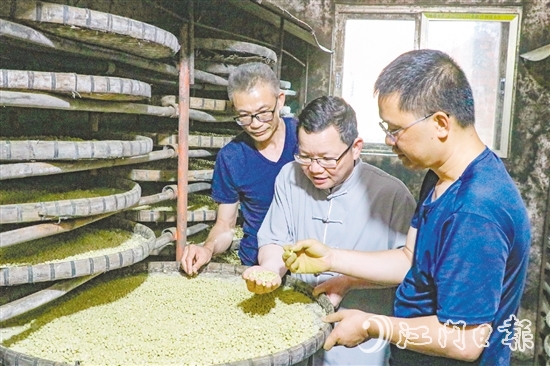 陳杰（中）深耕調(diào)味品行業(yè)30年，帶領(lǐng)團(tuán)隊(duì)攻克多個(gè)技術(shù)難題，為企業(yè)發(fā)展打下堅(jiān)實(shí)基礎(chǔ)。