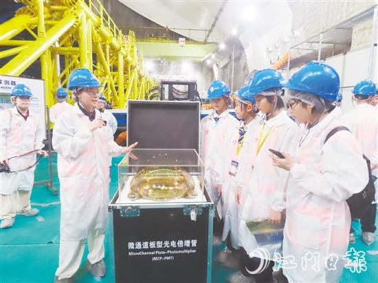 學(xué)生們步入直徑35米的球形探測器核心區(qū)，聆聽廣東省研學(xué)旅行協(xié)會研學(xué)導(dǎo)師賴茵茵講述江門中微子實驗室建設(shè)過程中的故事。