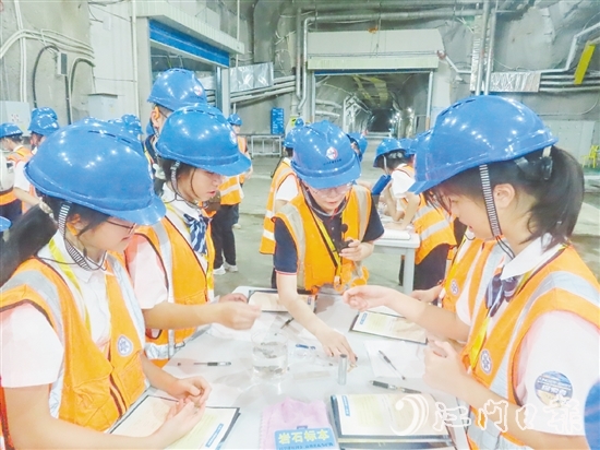 在江門中微子實驗室實驗大廳，學(xué)生們分組進行實驗。