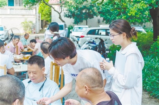 學生深入一線與群眾溝通。