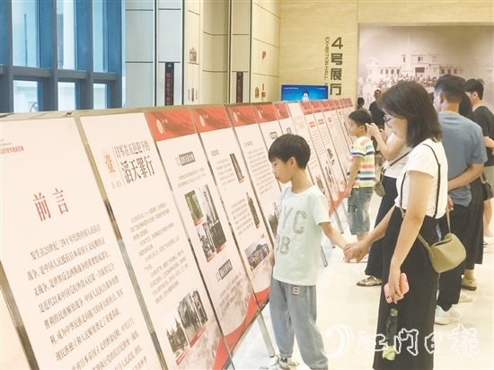 市民參觀展覽，從英雄事跡中汲取愛國(guó)愛鄉(xiāng)的精神力量。