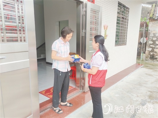 黨員志愿者為群眾免費(fèi)發(fā)放防蚊滅蚊物資。