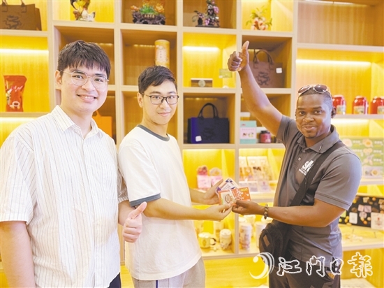 外國(guó)游客點(diǎn)贊臺(tái)山特色文創(chuàng)產(chǎn)品。