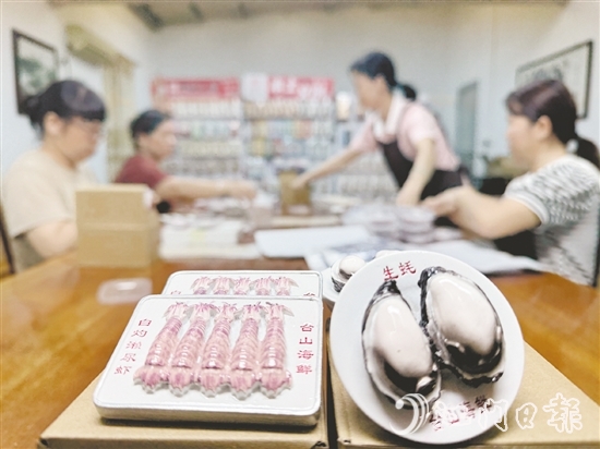 海鮮與美食主題文創(chuàng)新品將臺(tái)山蠔的飽滿、瀨尿蝦的靈動(dòng)濃縮于方寸之間。