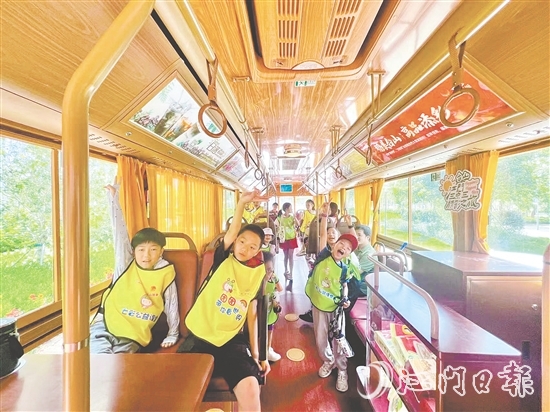 暑假期間，鐺鐺車吸引不少參加研學(xué)的學(xué)生乘坐。