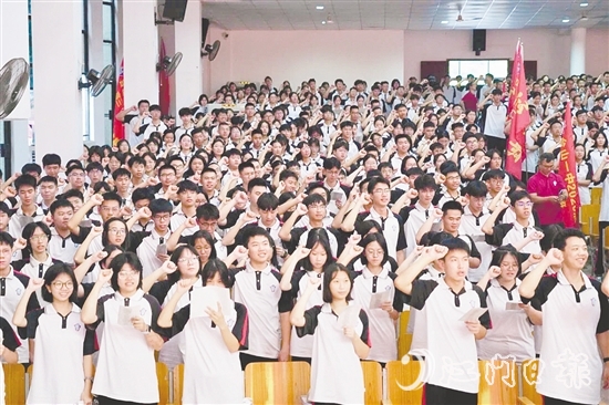 全體高三學子進行宣誓。