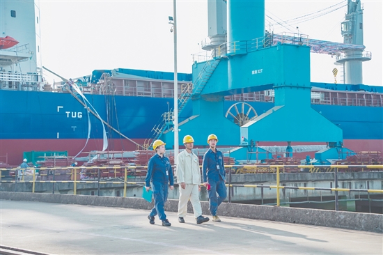 新會(huì)供電局工作人員到新會(huì)區(qū)海工裝備制造基地開(kāi)展用電檢查。