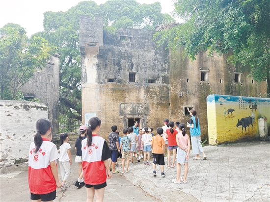 孩子們通過建筑了解古村落的歷史。