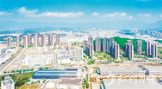 鶴山以產(chǎn)業(yè)發(fā)展為核心，持續(xù)壯大縣域經(jīng)濟(jì)。圖為鶴山工業(yè)城（共和鎮(zhèn)）俯瞰圖。