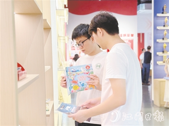 湖北大學(xué)師生走進(jìn)鶴山龍頭企業(yè)，了解鶴山產(chǎn)業(yè)發(fā)展情況。