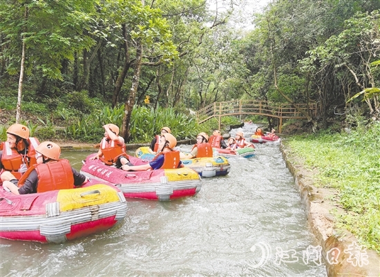 暑假期間，鶴山水上樂(lè)園和漂流等親水景區(qū)人氣大增，游客絡(luò)繹不絕。