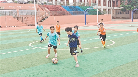 在對(duì)抗練習(xí)賽中，雙方攻防激烈，在綠茵場(chǎng)上盡情揮灑汗水。