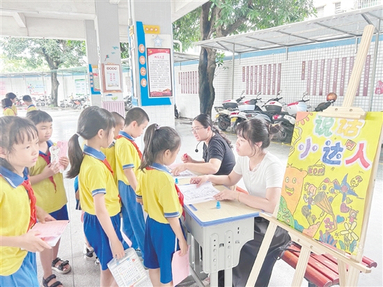 教師策劃“講話(huà)小達(dá)人”等活動(dòng)，讓學(xué)生在輕松愉快的氛圍中提升表達(dá)能力。