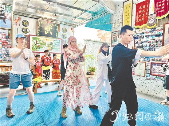 外國(guó)青年博主認(rèn)真學(xué)習(xí)各種招式，體驗(yàn)詠春拳的魅力。梁詩雅