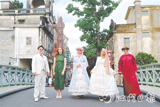 在赤坎華僑古鎮(zhèn)，外國(guó)青年博主換上民國(guó)時(shí)期的服飾，感受百年古鎮(zhèn)的魅力。