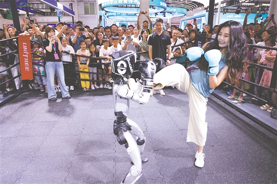 8月8日，宇樹科技人形機(jī)器人在2025世界機(jī)器人大會(huì)上進(jìn)行格斗表演。新華社發(fā)