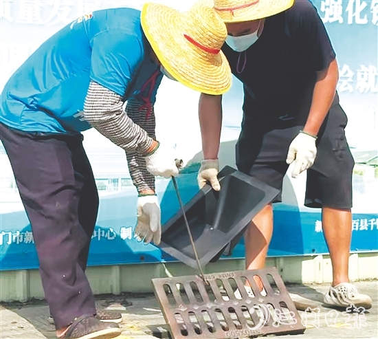 工人把“四防”裝置固定在下水口。