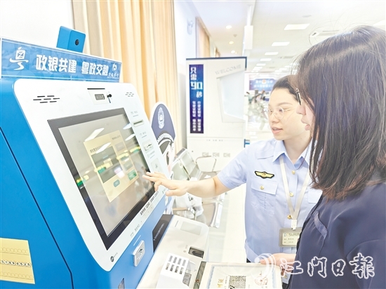 恩平煙草在自助終端安排人員駐點，提供“一對一”幫辦服務(wù)。