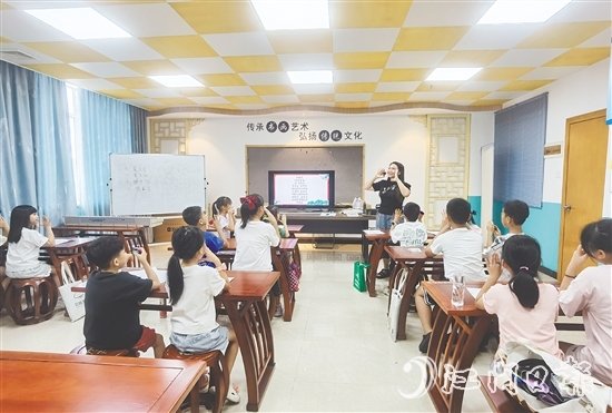 今年暑假公益藝術(shù)培訓(xùn)班開設(shè)恩平民歌童謠課程，吸引不少青少年報(bào)名學(xué)唱。