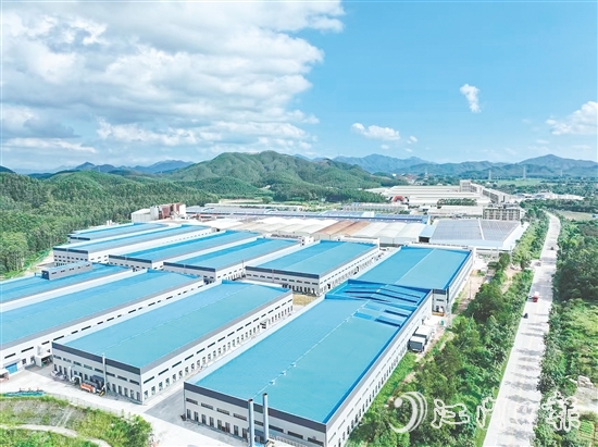 走進金雞鎮(zhèn)工業(yè)園北部片區(qū)，曾經(jīng)荒置的土地被鋼結(jié)構(gòu)廠房取代，不少生產(chǎn)車間內(nèi)機器轟鳴，呈現(xiàn)一派繁忙景象。