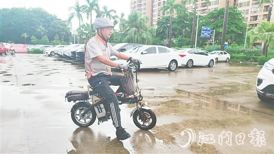 從跑長途運(yùn)輸?shù)阶龃{司機(jī)，許凱最珍惜的是“能顧家”。