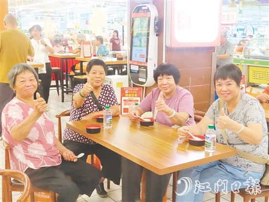 長者們點贊養(yǎng)生湯。