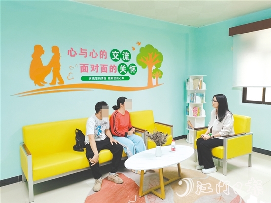 專家正在與親子家庭面對(duì)面溝通，了解親子關(guān)系實(shí)際情況。