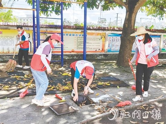 黨員教師們打掃衛(wèi)生死角。