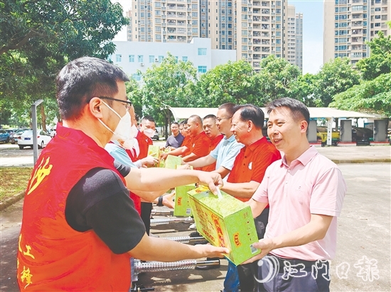 長沙商會為工作人員送上清涼飲料。
