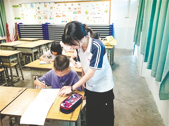 隊(duì)員對(duì)學(xué)生進(jìn)行輔導(dǎo)。