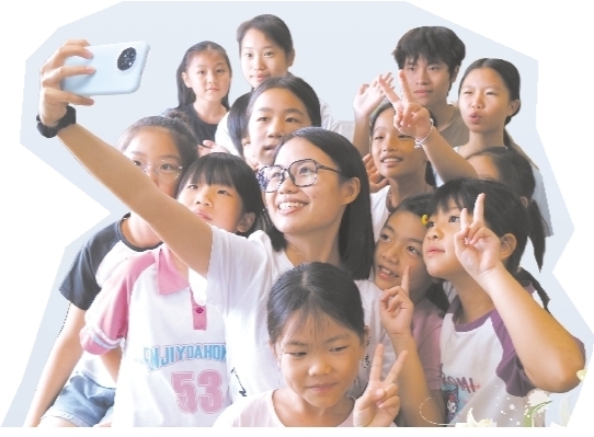 隊(duì)員們和學(xué)生其樂融融。