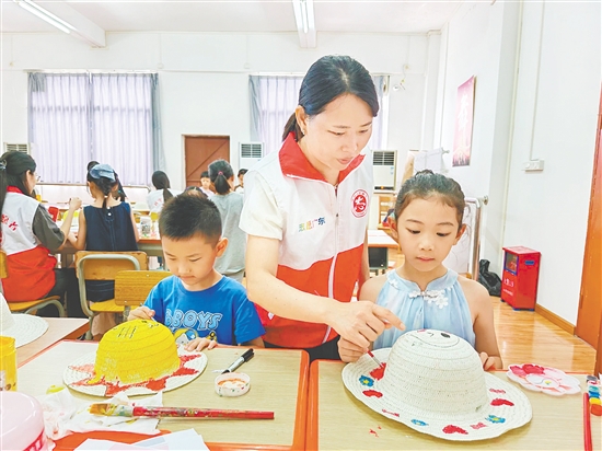 在月山鎮(zhèn)新時(shí)代文明實(shí)踐所，孩子們?cè)谥驹刚叩南ば闹笇?dǎo)下，將普通的日常用品變?yōu)樗囆g(shù)作品。