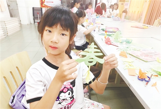 課堂上，孩子們學(xué)會(huì)剪“春”字。