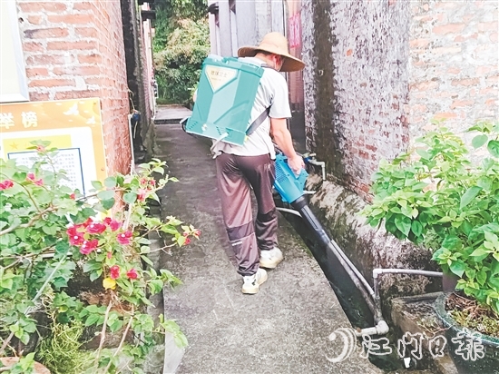 三江鎮(zhèn)應(yīng)急消殺隊(duì)對蚊蟲易孳生場所進(jìn)行全面消殺。