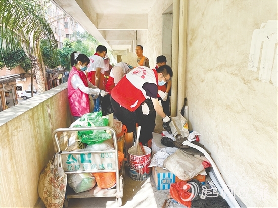 會城街道明興社區(qū)聯(lián)合結(jié)對單位志愿者，對無主車房內(nèi)的廢品進(jìn)行全面清理。