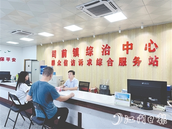 石政國在司前鎮(zhèn)綜治中心接訪群眾。