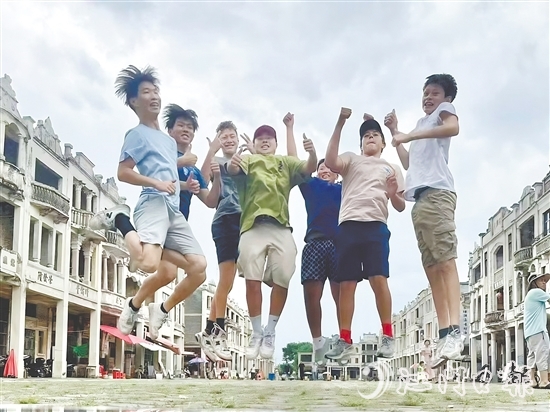 華裔青少年在端芬鎮(zhèn)梅家大院開心地合影留念。