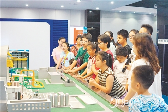 在核電科普展廳，核電站模型、互動(dòng)裝置和圖文展板吸引了大家的目光。