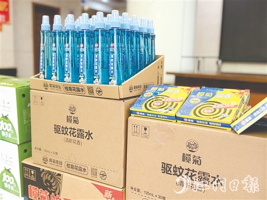 臺山市總工會為堅守崗位的職工送去防蚊防暑物資。