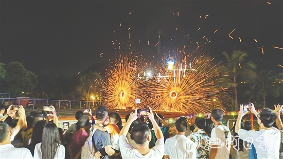 下川島夏季嘉年華以“美食+娛樂(lè)+文化”為核心，每周三、五、六、日推出不同主題的活動(dòng)。